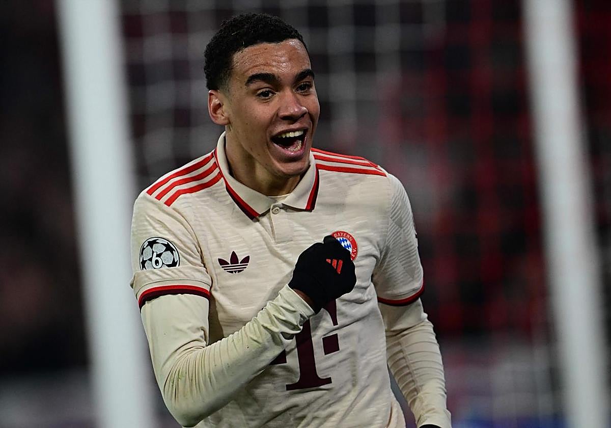Jamal Musiala celebra un tanto con el Bayern.