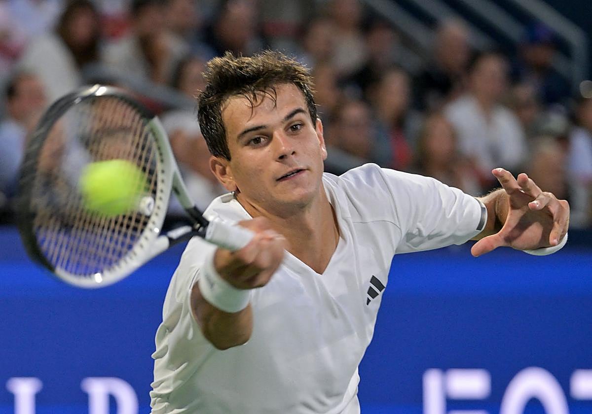 Rafa Jódar resta una bola durante el duelo ante Brandon Nakashima