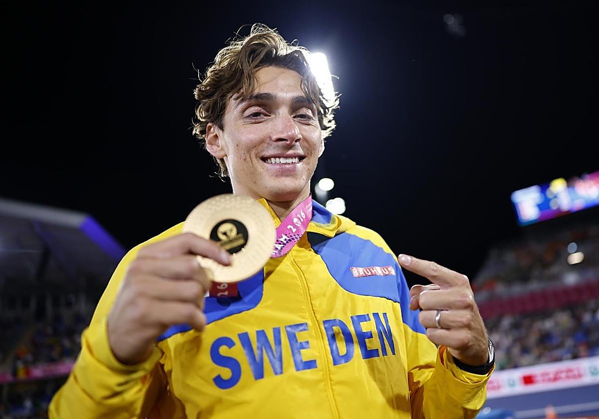 El sueco Armand Duplantis, medallista de oro, celebrando tras la final masculina de salto con pértiga en el Campeonato Europeo de Atletismo de Birmingham 2026.
