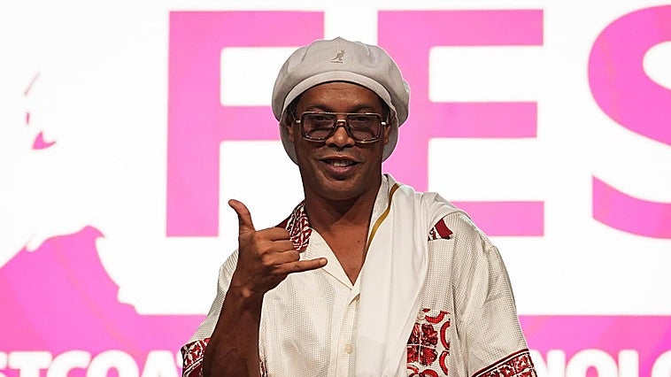 Ronaldinho aterriza en Italia para volver al fútbol profesional 11 años después