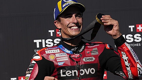 Marc Márquez se sale en el sprint y bate a Bezzecchi en su casa