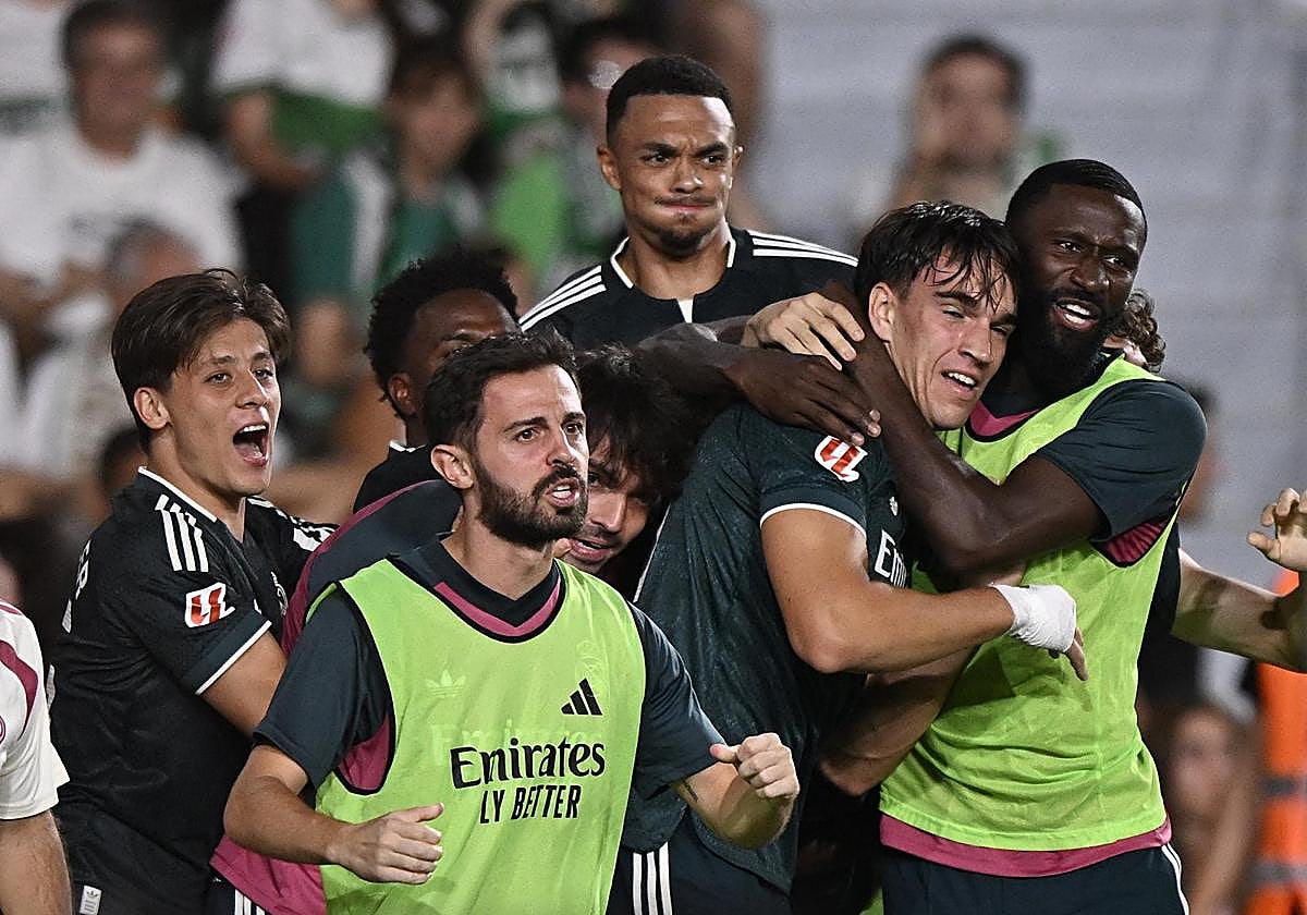Los jugadores del Real Madrid celebran el tanto de Carlos espí ante el Elche.