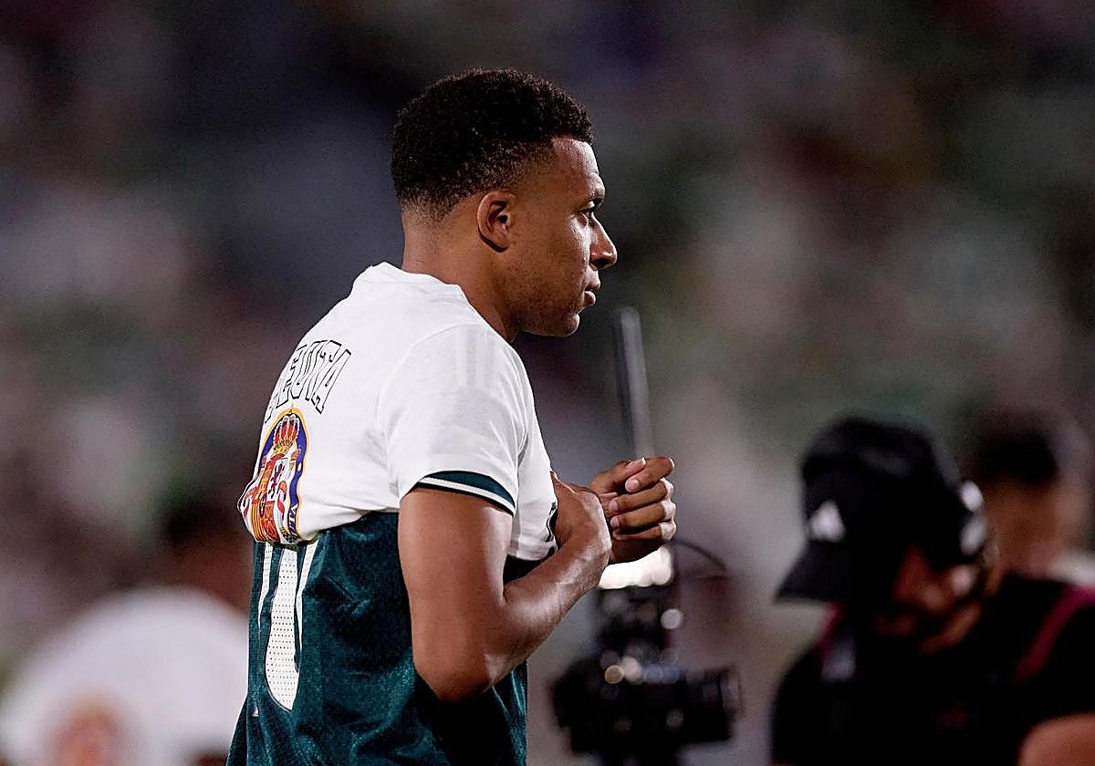 Kylian Mbappé antes del inicio del partido ante el Elche.