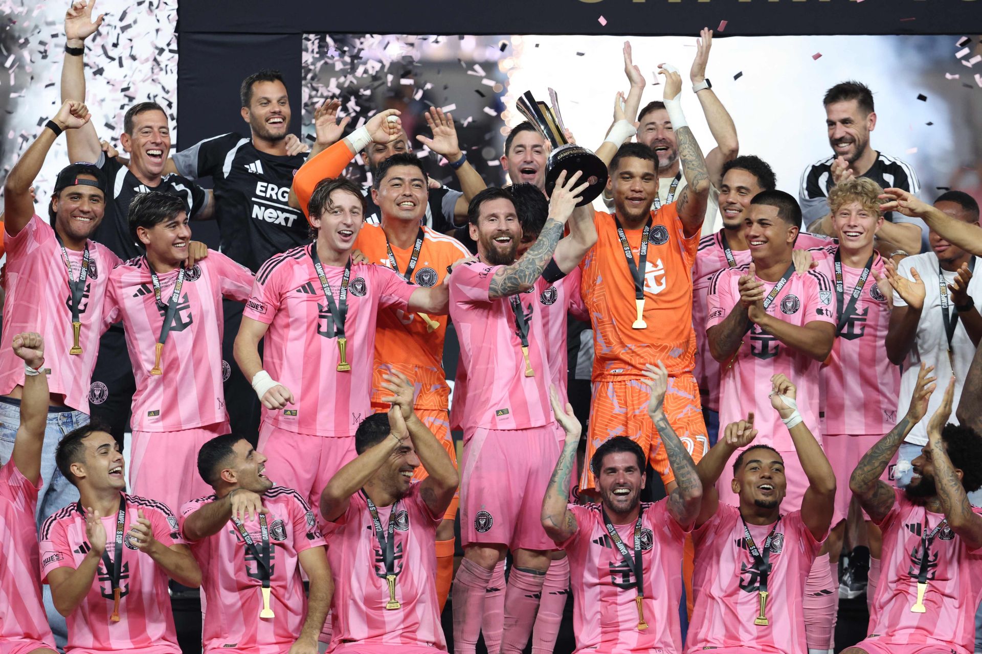 Lionel Messi levanta el trofeo de la Campeones Cup logrado con el Inter Miami.
