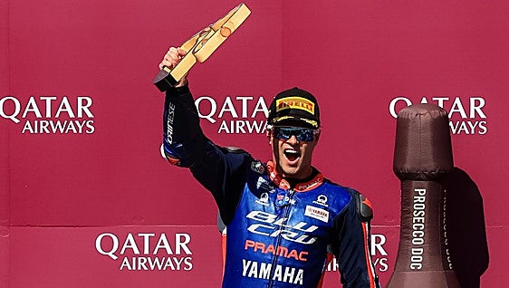 La victoria de Izan Guevara mantiene abierta la lucha por el Mundial de Moto2