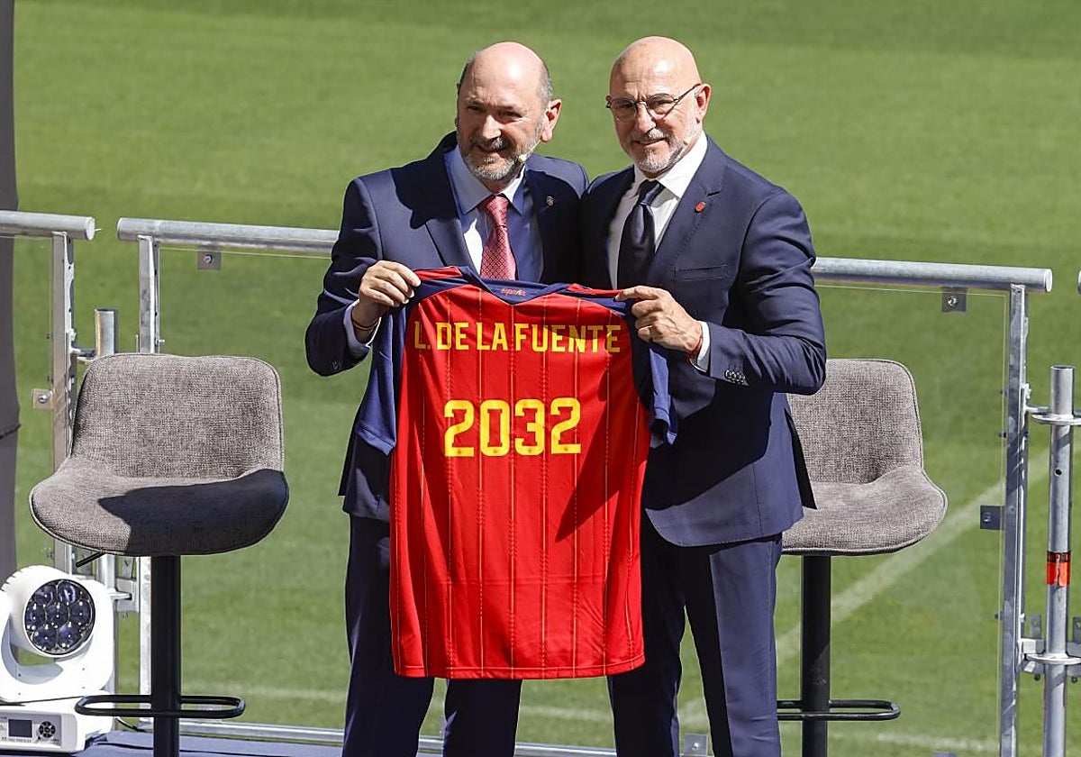 Luis de la Fuente y Rafael Louzán, con una camiseta que anunciaba la renovación del técnico.