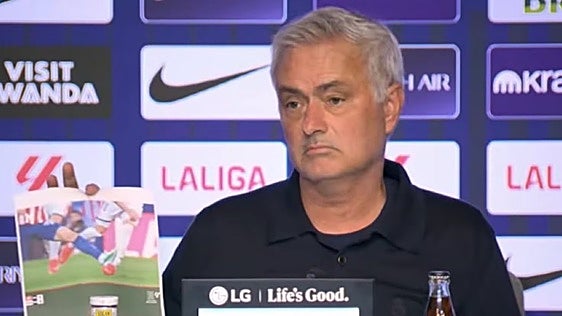 Recado del Atlético a  Mourinho con una impresora: «Stop acoso arbitral»