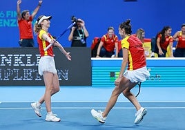 Cristina Bucsa y Sara Sorribes, tras su triunfo en el dobles contra Kazajistán.