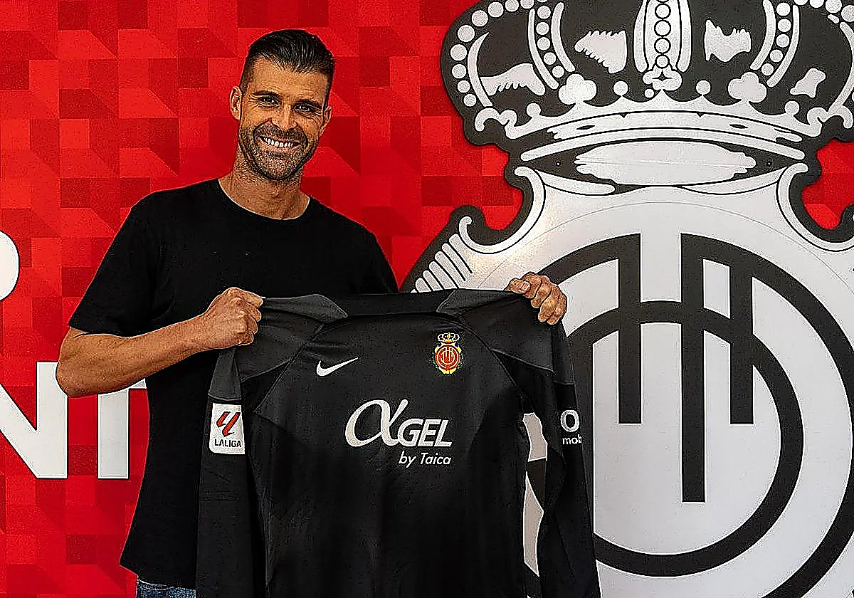 Pichu Cuéllar, con la camiseta del Mallorca,.