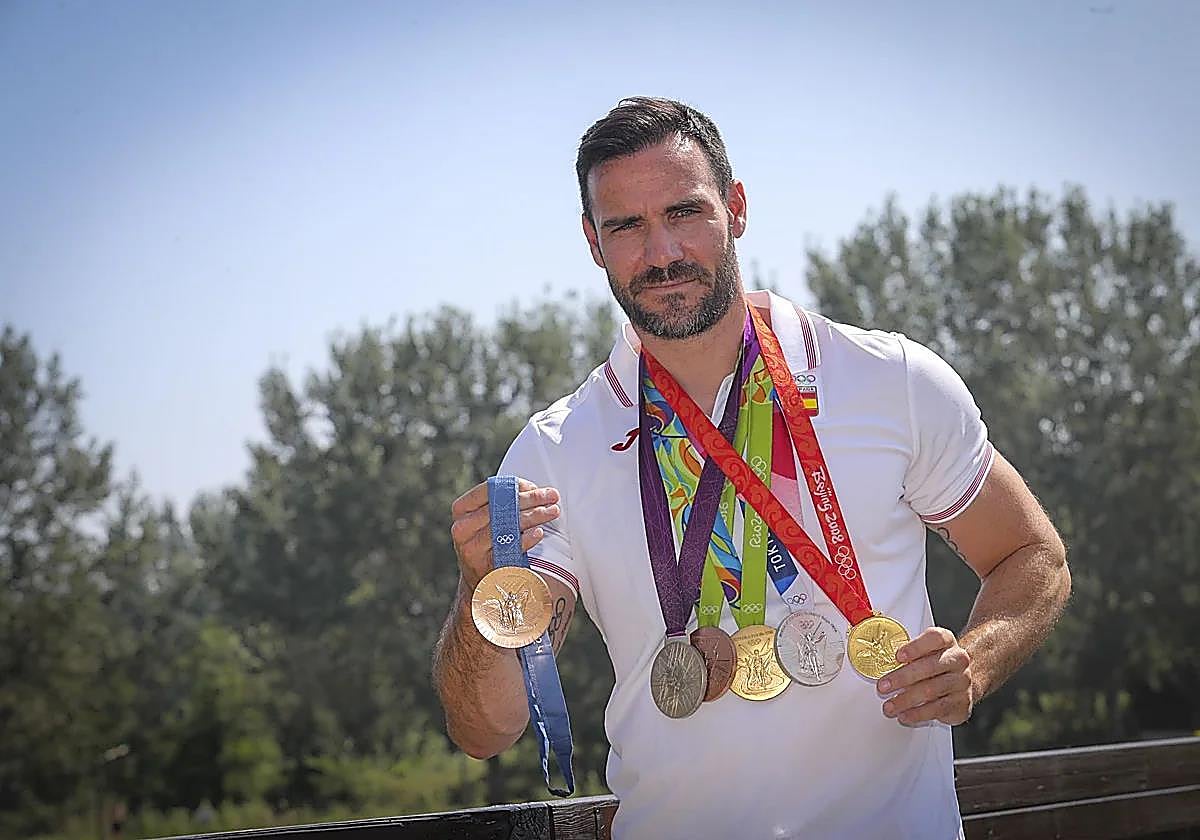 Saúl Craviotto posa con sus seis medallas olímpicas con el Parque Fluvial a la espalda.