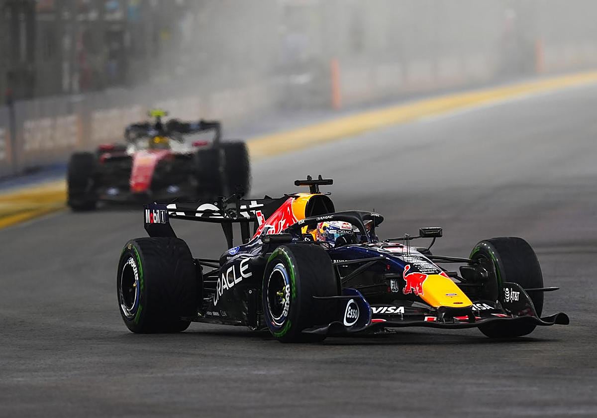 Max Verstappen durante la carrera sprint en el circuito urbano de Marina Bay, en el Gran Premio de Singapur.