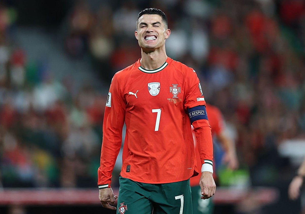 Cristiano se lamenta durante un partido con Portugal.