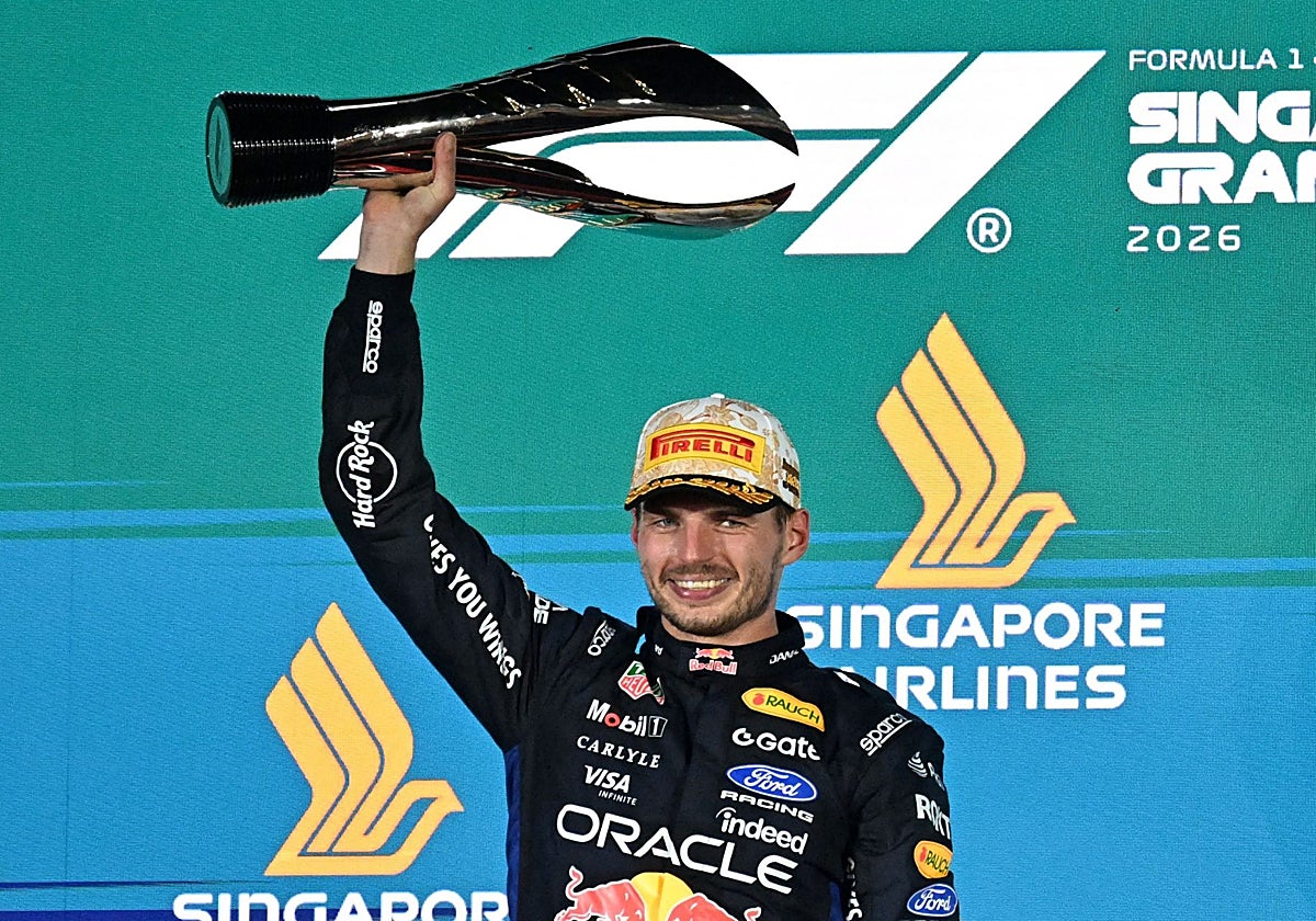 Max Verstappen celebra su victoria en la carrera de Singapur.