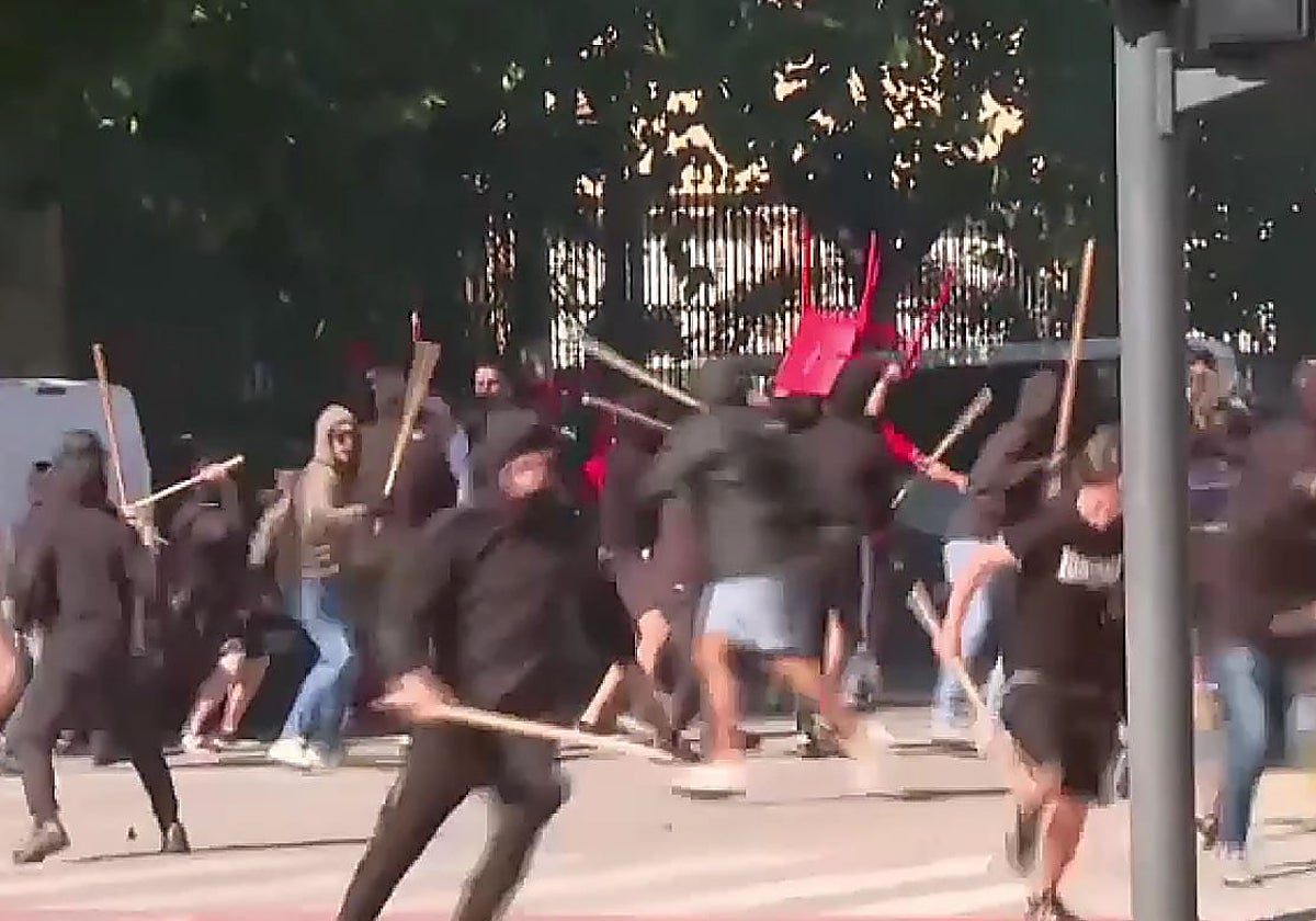 Botellazos y sillazos en una pelea entre ultras del Levante y del Sevilla | El Norte de Castilla