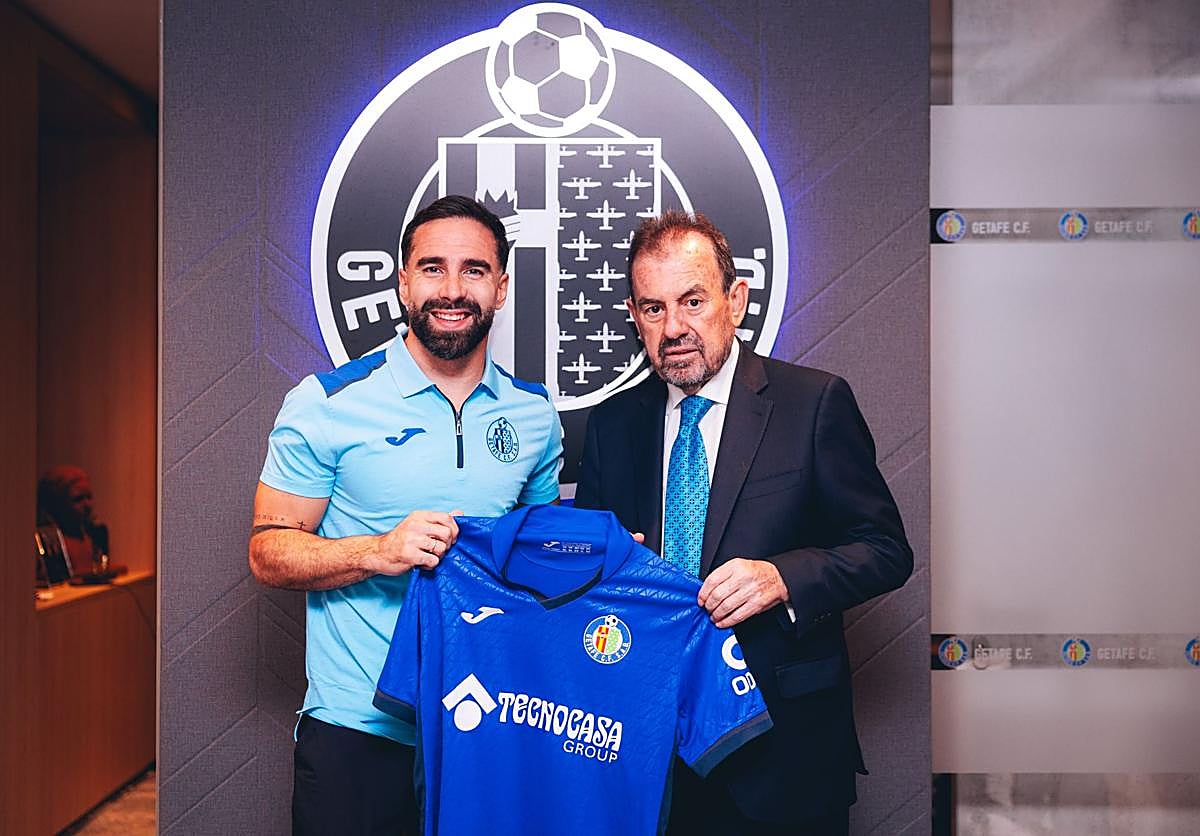 Dani Carvajal posa junto al presidente del Getafe, Ángel Torres