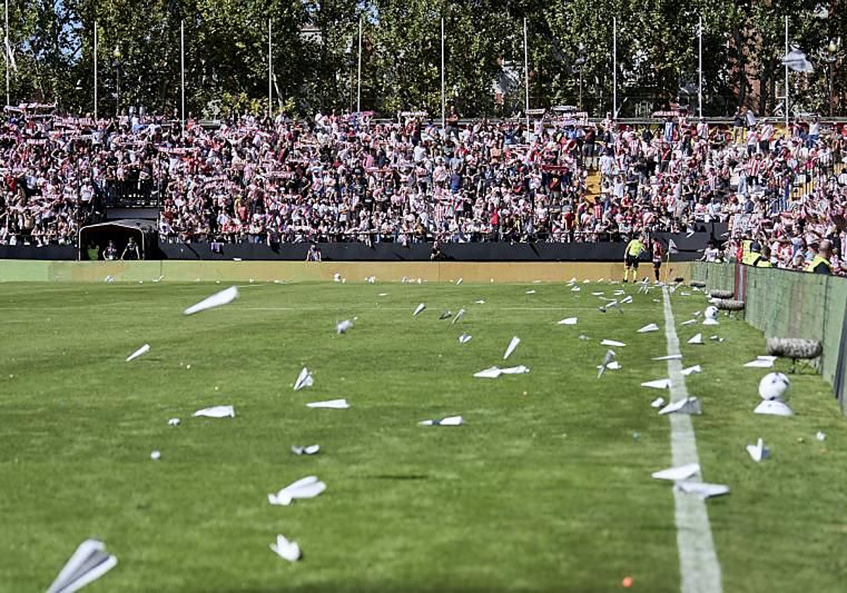 EL lanzamiento de objetos obligó a suspender el partido.