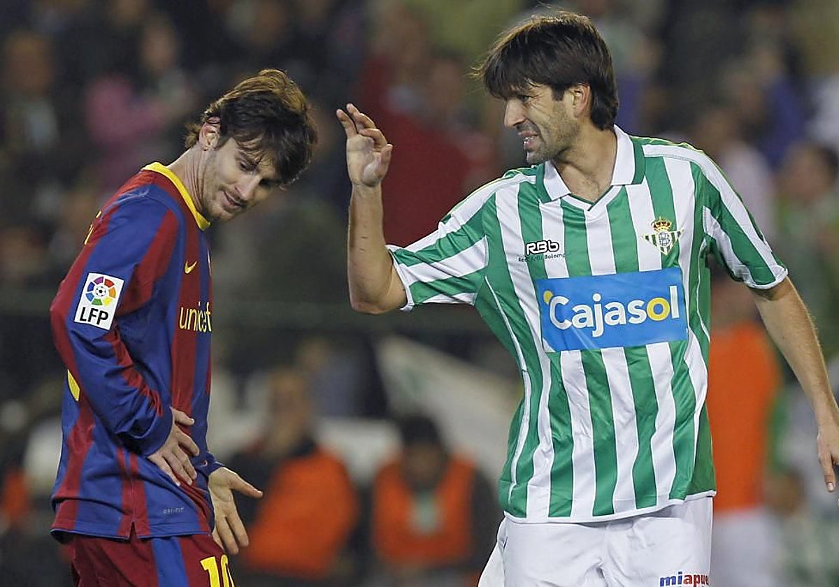 Belenguer saluda a Messi en la última victoria del Betis ante el Barcelona en Sevilla en 2011