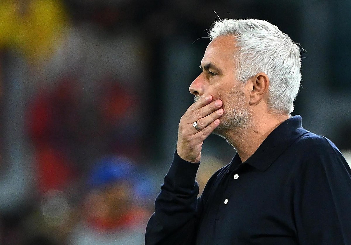 José Mourinho, con gesto de duda.
