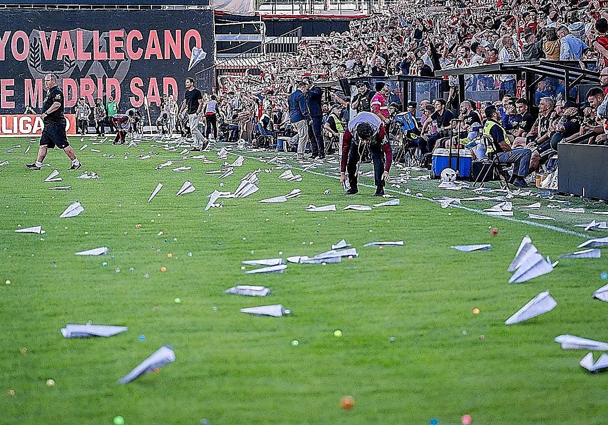 El Rayo-Athletic se supendió por lanzamiento de objetos.