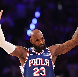 LeBron James celebra una acción durante el partido entre los Sixers y los Cavaliers