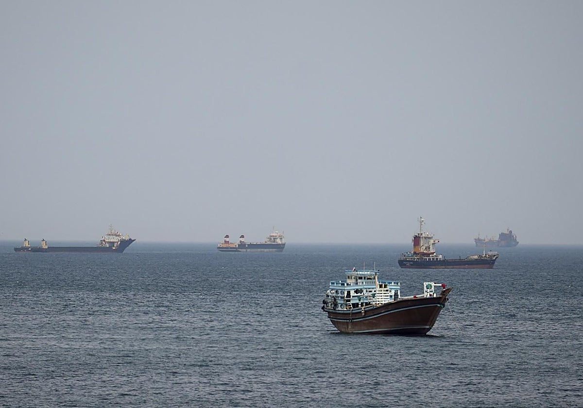 Más de un millar de barcos con mercancías valoradas en 110.000 millones siguen bloqueados en Ormuz