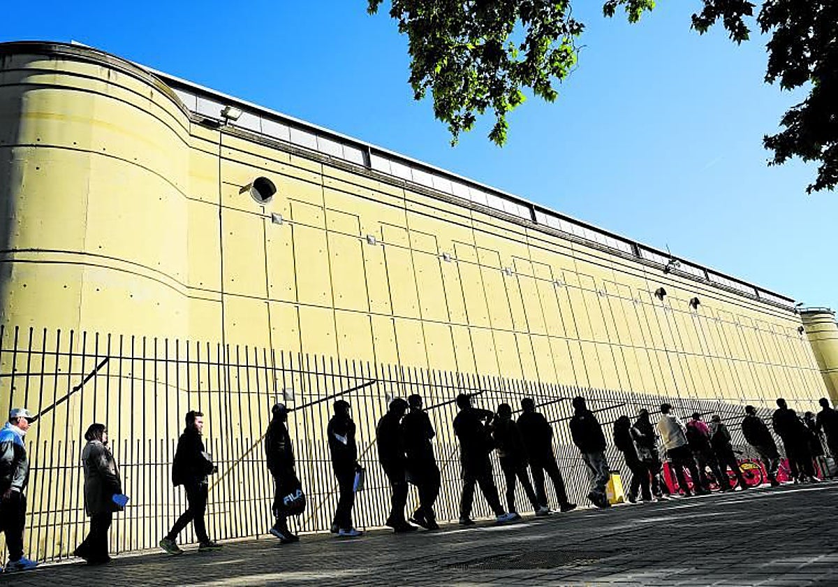 La regularización de inmigrantes dobla las previsiones del Gobierno y registró 1,2 millones de solicitudes