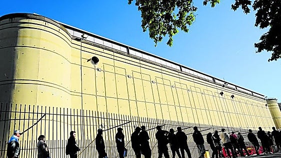 Los inmigrantes latinoamericanos concentran dos tercios de las peticiones de regularización del Gobierno