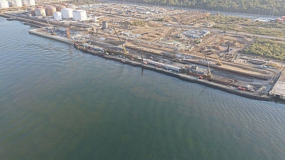 Moeve y Exolum cierran con BBVA y Kutxabank financiación por 105 millones para el proyecto Muelle Sur en Huelva