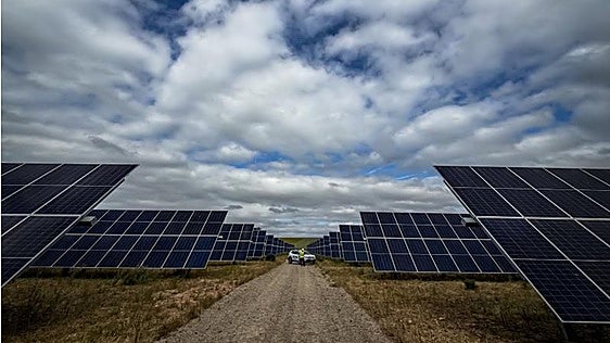La CNMC aprueba más incentivos para que renovables y baterías ayuden a controlar la tensión de la red