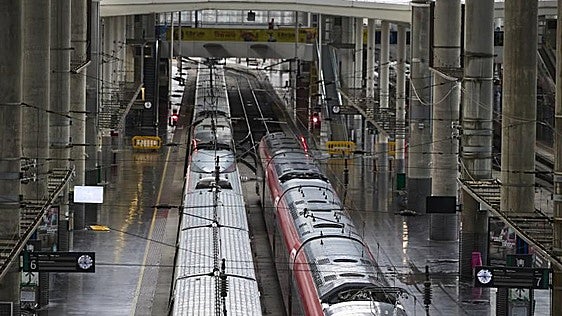 La CNMC pide a Adif que cobre menos a las operadoras de alta velocidad en las líneas a Málaga y Barcelona
