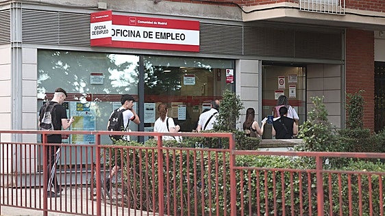 La regularización de extranjeros lleva la afiliación a máximos pero impulsa la mayor subida de paro desde 2008