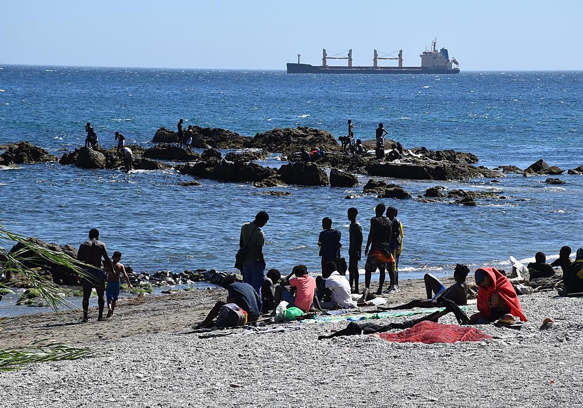 Varias personas en la playa del Trampolín en Ceuta.