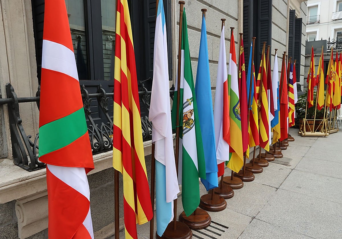 Banderas de las comunidades autónomas en una foto de archivo.