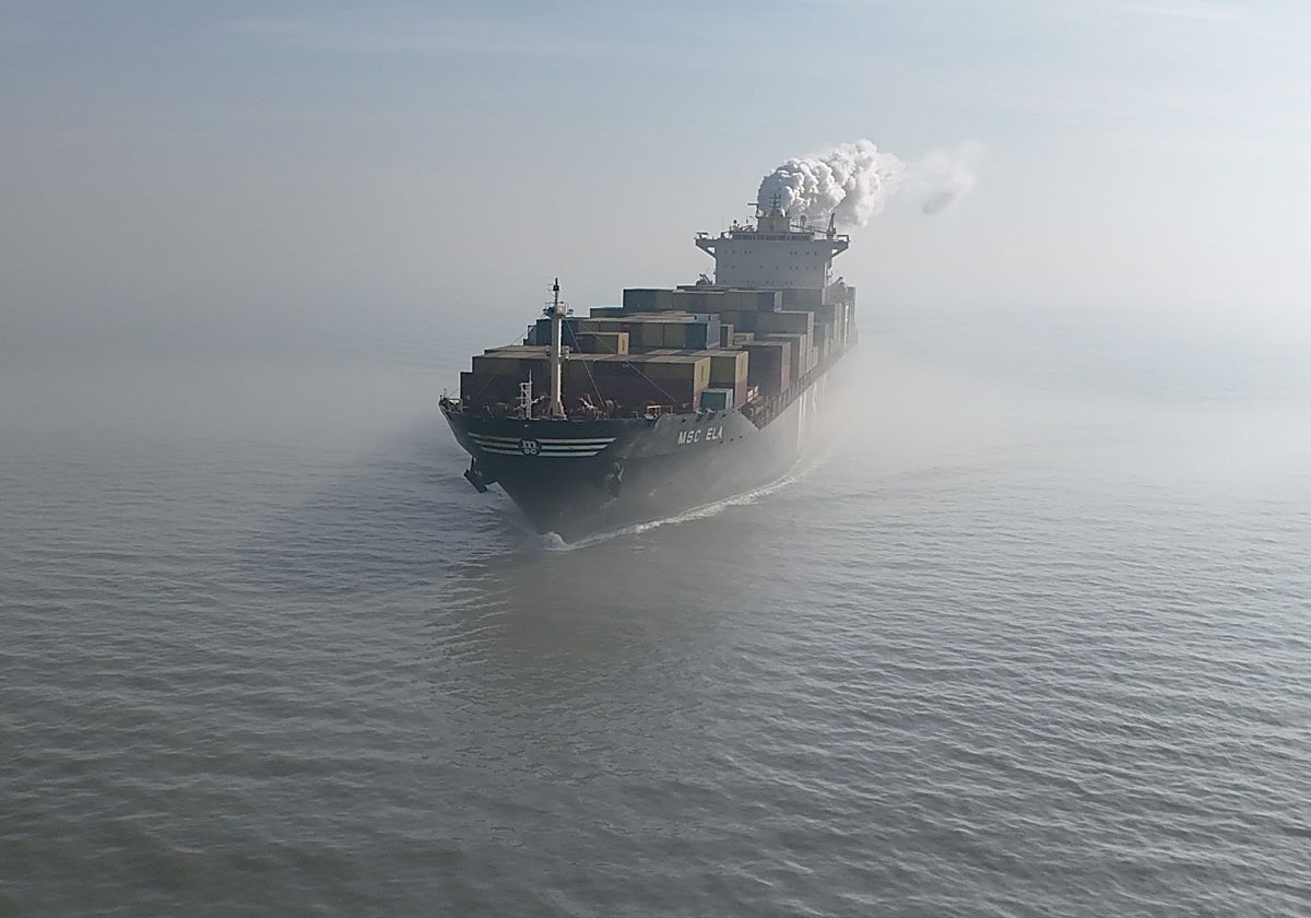 El bloqueo de Ormuz hunde las reservas mundiales de petróleo y la AIE recorta sus previsiones de oferta y demanda