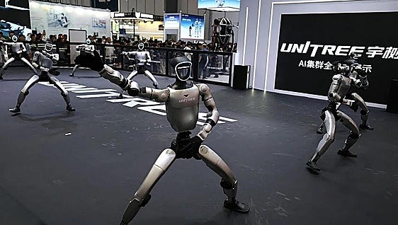 Los robots humanoides de China enloquecen la Bolsa en un debut histórico
