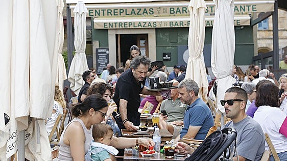 El empleo turístico pisa el acelerador y roza los 3,1 millones de afiliados gracias a la hostelería