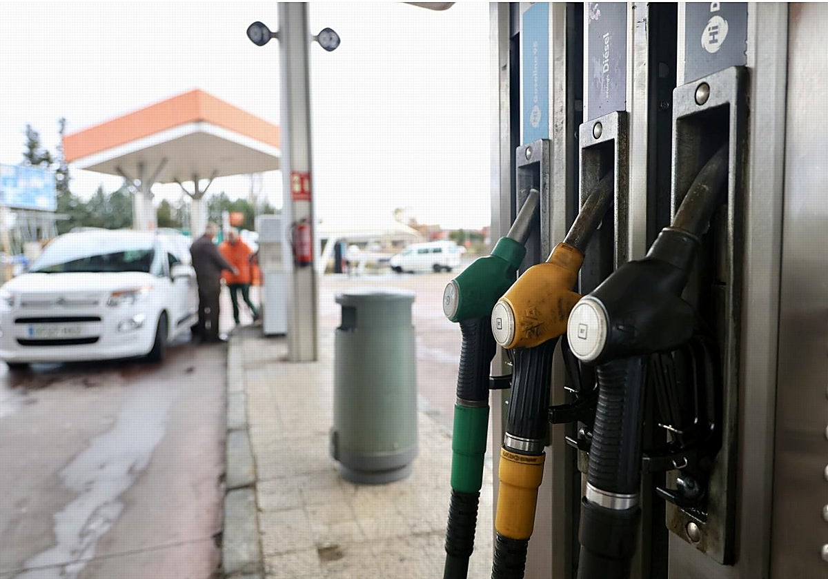 España se convierte en la gasolinera barata de Francia y Portugal