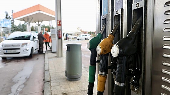 España se convierte en la gasolinera barata de Francia y Portugal