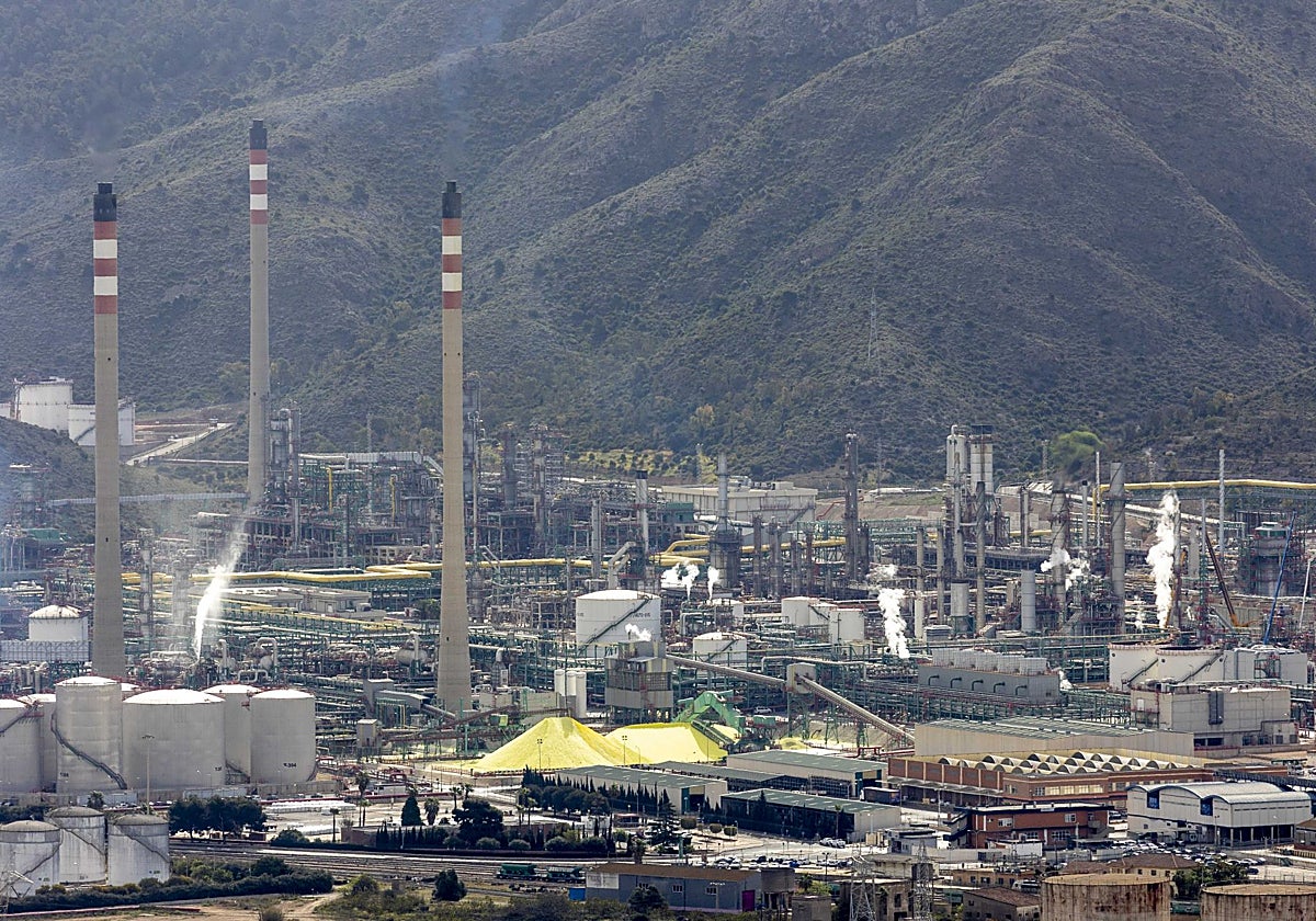 Europa pierde refinerías mientras crece su dependencia del gasóleo extranjero