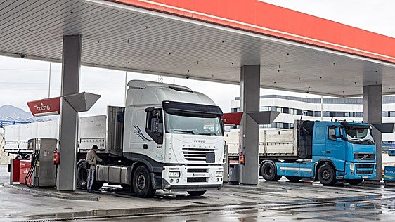 Llenar un depósito de diésel en Europa cuesta ahora 30 euros más por la guerra