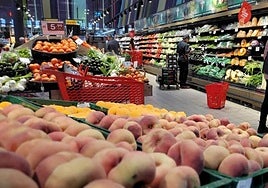 Sección de frutas y verduras en un supermercado.