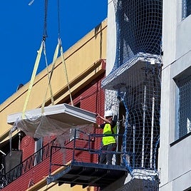 Trabajadores de la construcción en un edificio.
