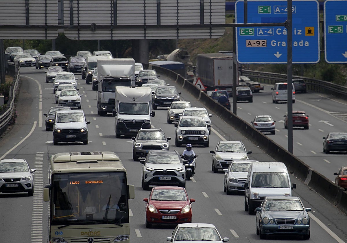 La escalada de precios no frena a los conductores: el consumo de gasolina se dispara un 7% y come terreno al diésel