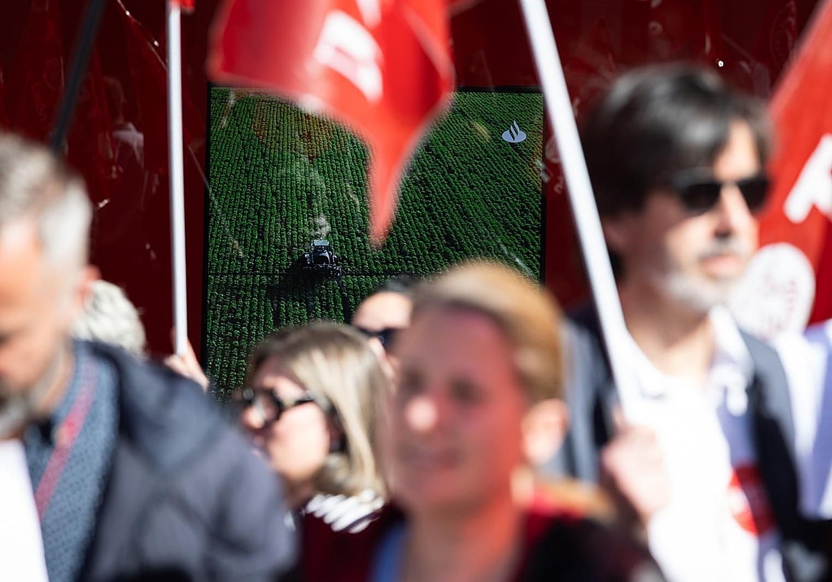 Protestas este año frente a la sede del Banco Santander en Valladolid.