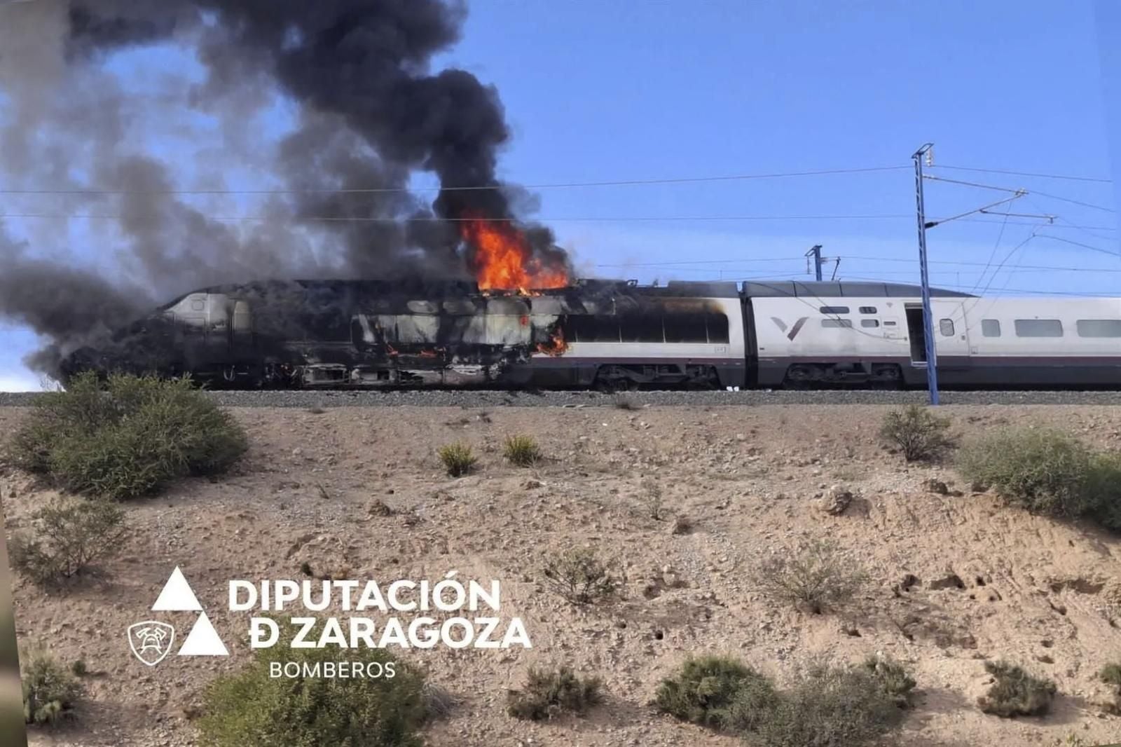 Convoy del AVE incendiado en Zaragoza.