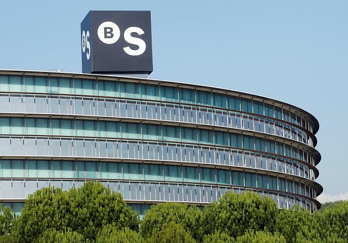 Sabadell gana 1.376 millones y premia al accionista.