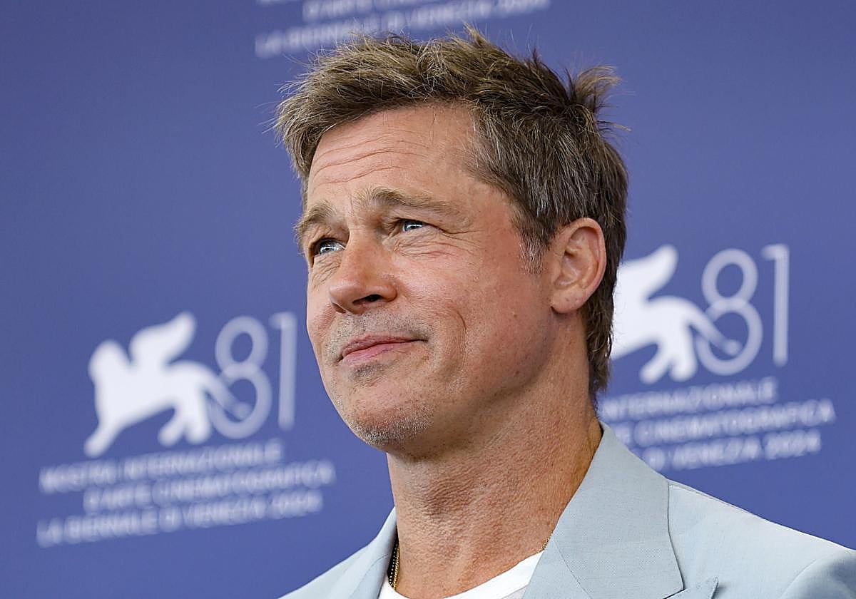 El actor Brad Pitt posa en el photocall de la película 'Wolfs' durante la 81.ª edición del Festival Internacional de Cine de Venecia.