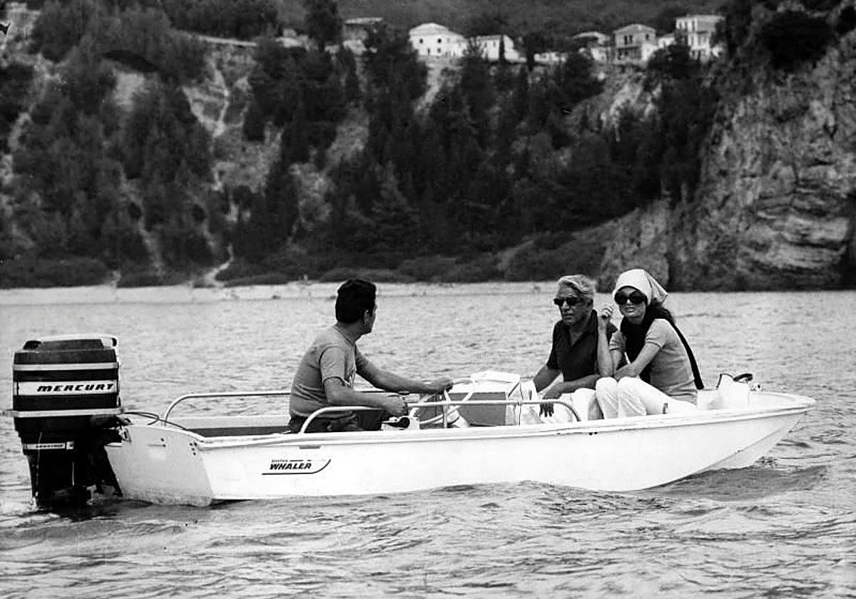 Jacqueline, ex primera dama de EE UU, junto a su segundo marido, Aristoteles Onassis, multimillonario griego, pasea en lancha por las aguas de la isla Skorpios, en Grecia