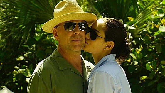 Bruce Willis acompaña a su hija Tallulah en el día de su boda