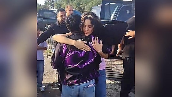 Rosalía sorprende con 1.000 euros a un fan que vendía merchandising suyo para cumplir un sueño
